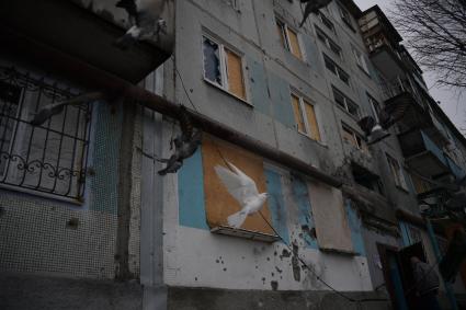Украина, Донецк. Жилой дом в Киевском районе, пострадавший в результате артиллерийского обстрела украинскими силовиками.