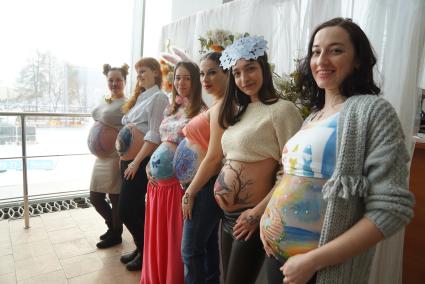 Екатеринбург. Беременные женщины с расписанными животами в рамках акции \'Я рисую жизнь\'