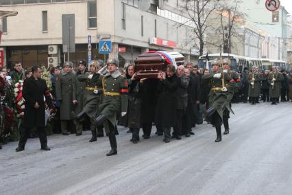 Диск193. Прощание с актером Александром Абдуловым. 5.01.2008. На снимке: гроб несут каскадер Александр Иншаков (слева), актеры Леонид Ярмольник и Владимир Долинский