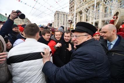 Москва.   Лидер ЛДПР Владимир Жириновский (второй справа) на фестивале `Московская Масленица` на Манежной площади.