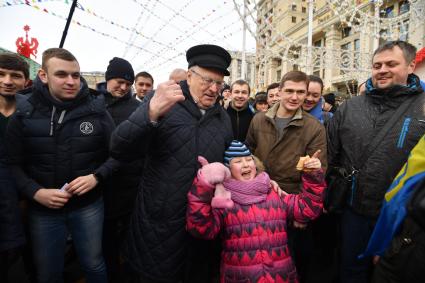 Москва.   Лидер ЛДПР Владимир Жириновский (третий слева) на фестивале `Московская Масленица` на Манежной площади.