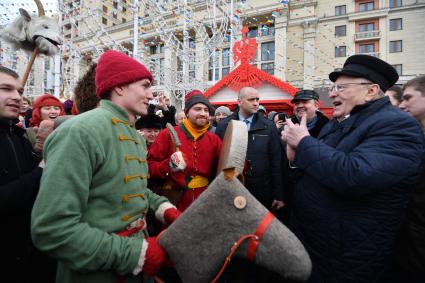 Москва.   Лидер ЛДПР Владимир Жириновский (справа) на фестивале `Московская Масленица` на Манежной площади.