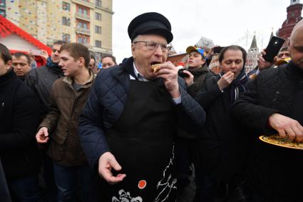 Москва.   Лидер ЛДПР Владимир Жириновский (в центре) на фестивале `Московская Масленица` на Манежной площади.