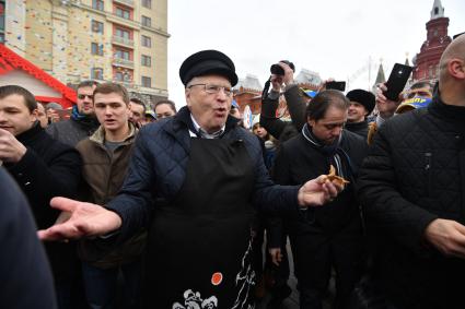 Москва.   Лидер ЛДПР Владимир Жириновский (в центре) на фестивале `Московская Масленица` на Манежной площади.