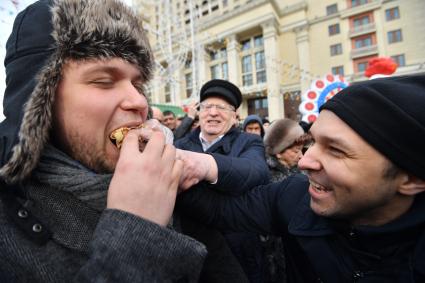 Москва.   Лидер ЛДПР Владимир Жириновский (в центре) на фестивале `Московская Масленица` на Манежной площади.