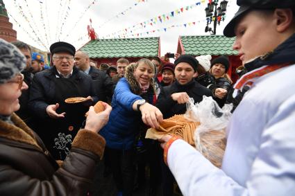 Москва.   Лидер ЛДПР Владимир Жириновский (вторая слева) на фестивале `Московская Масленица` на Манежной площади.