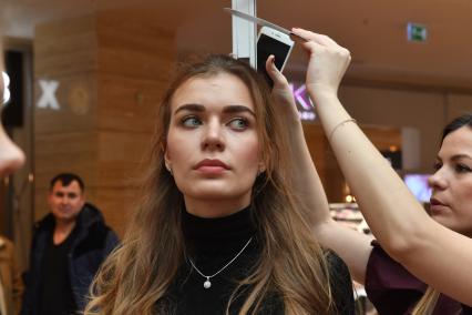 Москва. Измерение роста участницы открытого кастинга национального конкурса`Мисс Россия`.