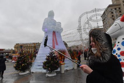 Москва.  Девушка делает селфи во время  фестиваля `Московская Масленица`  на Манежной площади.