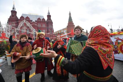 Москва. Народные гуляния во время  фестиваля `Московская Масленица`на Манежной площади.