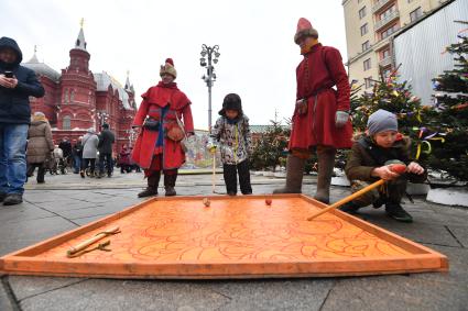Москва. Народные гуляния во время фестиваля `Московская Масленица`на площади Революции.