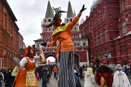 Москва. Участники театрализованного шоу  во время  фестиваля `Московская Масленица`на Манежной площади.