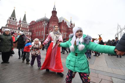 Москва. Народные гуляния во время  фестиваля `Московская Масленица`на Манежной площади.