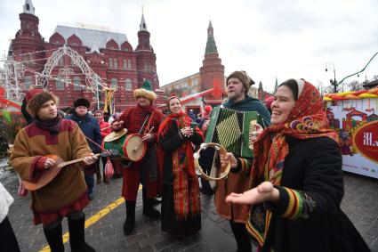 Москва. Народные гуляния во время фестиваля `Московская Масленица`на Манежной площади.