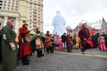Москва. Народные гуляния во время фестиваля `Московская Масленица`на Манежной площади.