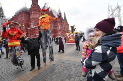 Москва. Народные гуляния во время  фестиваля `Московская Масленица`на Манежной площади.