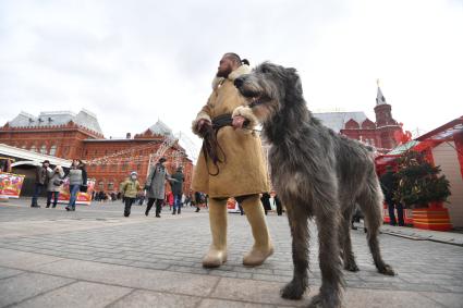 Москва.  Участники фестиваля  `Московская Масленица`на  Манежной площади.