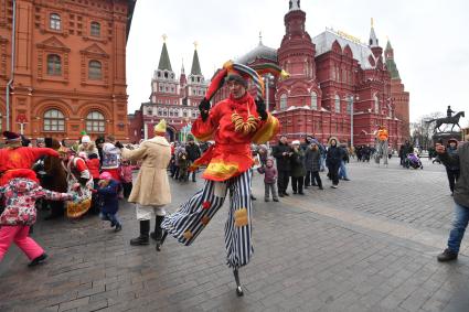 Москва. Народные гуляния во время  фестиваля `Московская Масленица`на Манежной площади.