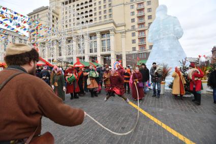 Москва. Народные гуляния во время  фестиваля `Московская Масленица`на Манежной площади.