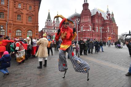 Москва. Народные гуляния во время  фестиваля `Московская Масленица`на Манежной площади.