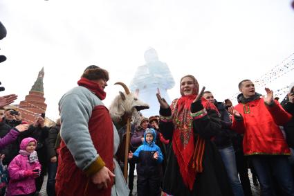 Москва. Народные гуляния во время  фестиваля `Московская Масленица`на Манежной площади.