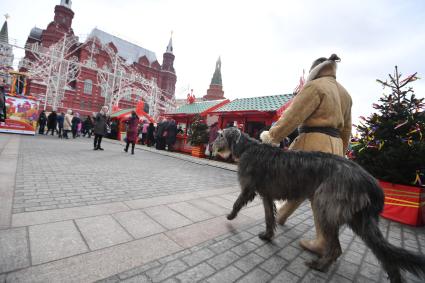 Москва.  Участники фестиваля  `Московская Масленица`на  Манежной площади.