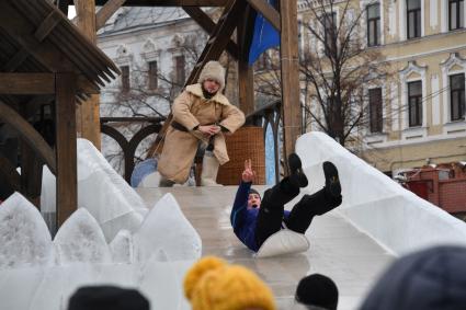 Москва. Народные гуляния во время  фестиваля `Московская Масленица`на Площади Революции .