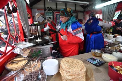 Москва. Продавщица блинов на фестивале `Московская Масленица`на Манежной площади.