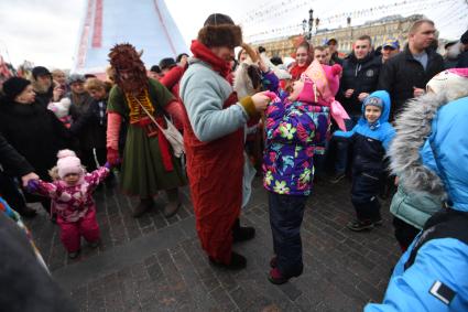 Москва. Народные гуляния во время  фестиваля `Московская Масленица`на Манежной площади.