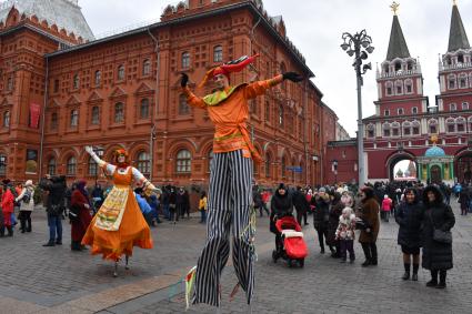 Москва. Участники театрализованного шоу  во время  фестиваля `Московская Масленица`на Манежной площади.