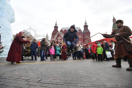 Москва. Народные гуляния во время  фестиваля `Московская Масленица`на Манежной площади.