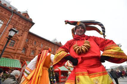 Москва. Народные гуляния во время  фестиваля `Московская Масленица`на Манежной площади.