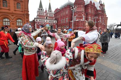 Москва. Народные гуляния во время  фестиваля `Московская Масленица`на Манежной площади.