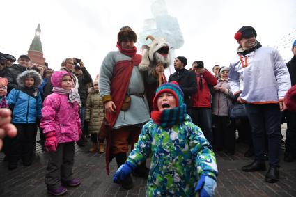 Москва. Народные гуляния во время  фестиваля `Московская Масленица`на Манежной площади.