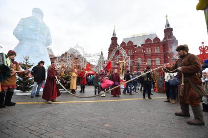 Москва. Народные гуляния во время  фестиваля `Московская Масленица`на Манежной площади.