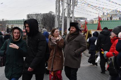 Москва. Сыровар Олег Сирота (справа) на  фестивале  `Московская Масленица`на Манежной площади.