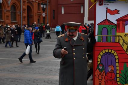 Москва. Двойник Сталина на фестивале `Московская Масленица`на Манежной площади.