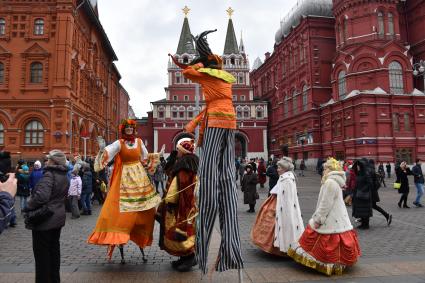 Москва. Народные гуляния во время  фестиваля `Московская Масленица`на Манежной площади.