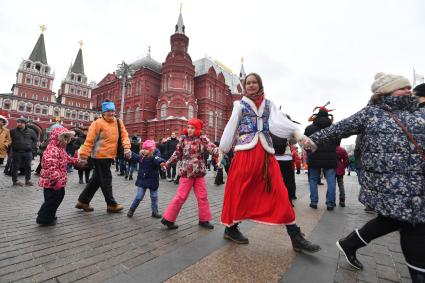 Москва. Народные гуляния во время  фестиваля `Московская Масленица`на Манежной площади.