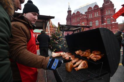 Москва. Народные гуляния во время  фестиваля `Московская Масленица`на Манежной площади.