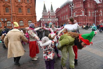 Москва. Народные гуляния во время  фестиваля `Московская Масленица`на Манежной площади.