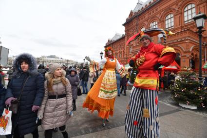 Москва. Народные гуляния во время  фестиваля `Московская Масленица`на Манежной площади.