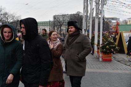 Москва. Сыровар Олег Сирота (справа) на  фестивале  `Московская Масленица`на Манежной площади.