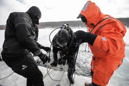 Ставрополь. Водолазы во время подледного учения на Комсомольском пруду.