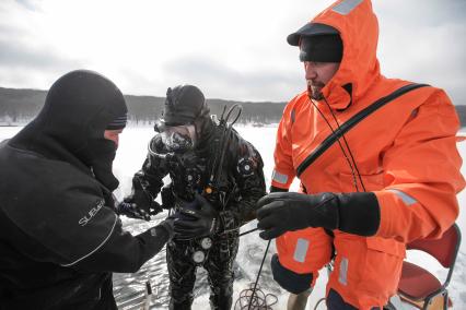 Ставрополь. Водолазы во время подледного учения на Комсомольском пруду.