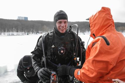 Ставрополь. Водолазы во время подледного учения на Комсомольском пруду.