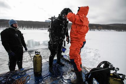 Ставрополь. Водолазы во время подледного учения на Комсомольском пруду.