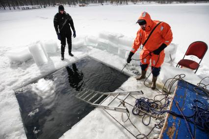 Ставрополь. Водолазы во время подледного учения на Комсомольском пруду.