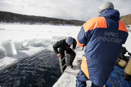 Ставрополь. Водолазы во время подледного учения на Комсомольском пруду.