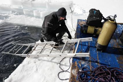 Ставрополь. Водолазы во время подледного учения на Комсомольском пруду.