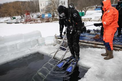 Ставрополь. Водолазы во время подледного учения на Комсомольском пруду.